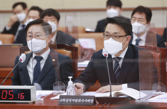 김진욱 공수처장이 16일 국회 법사위 전체회의에서 의원들의 질문에 답변하고 있다. 연합뉴스